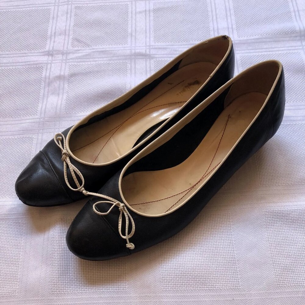 Early 2000's Kate spade black and beige bow kitten heel pumps, size 9.5 US